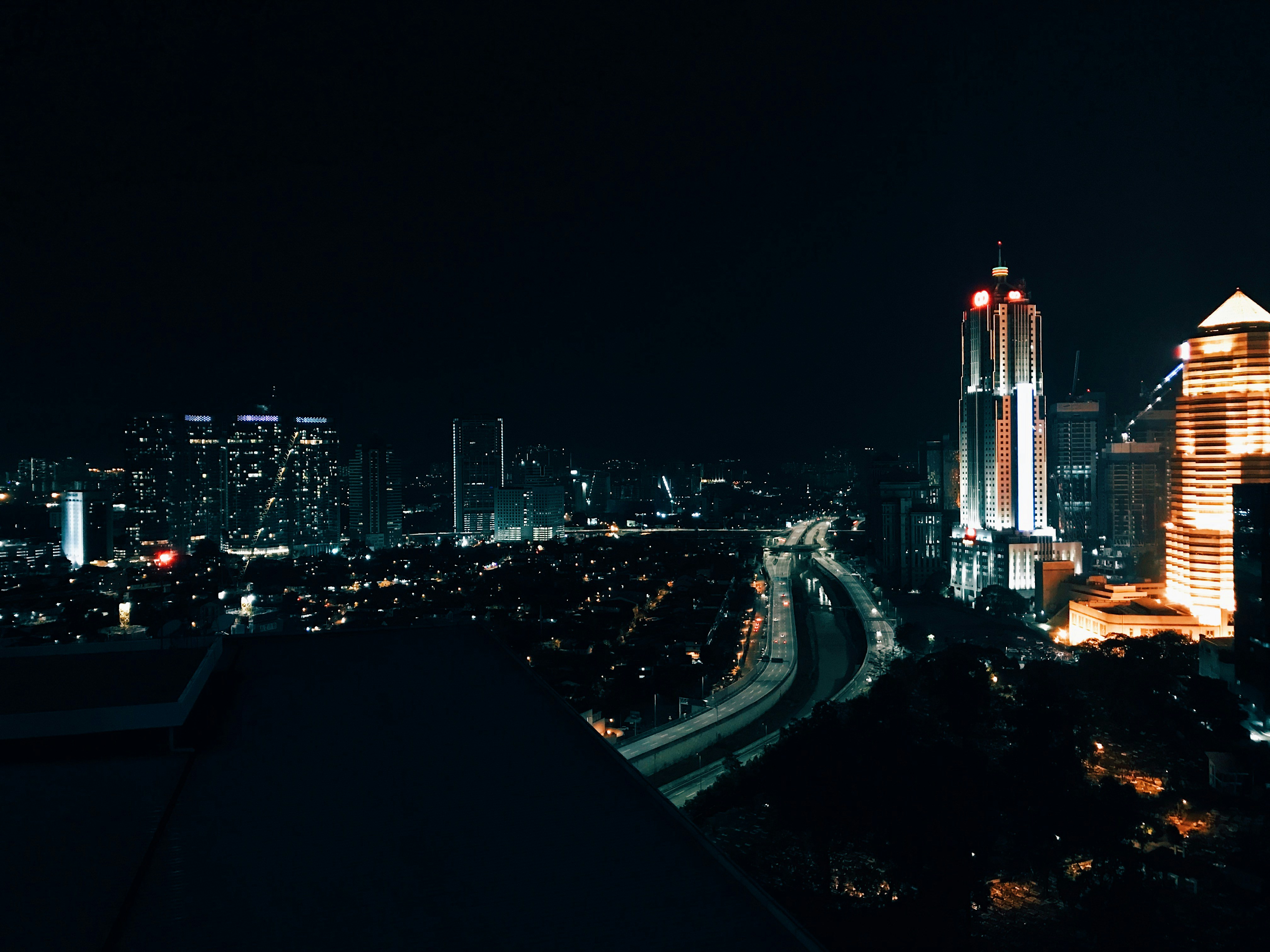 Vista della città durante la notte