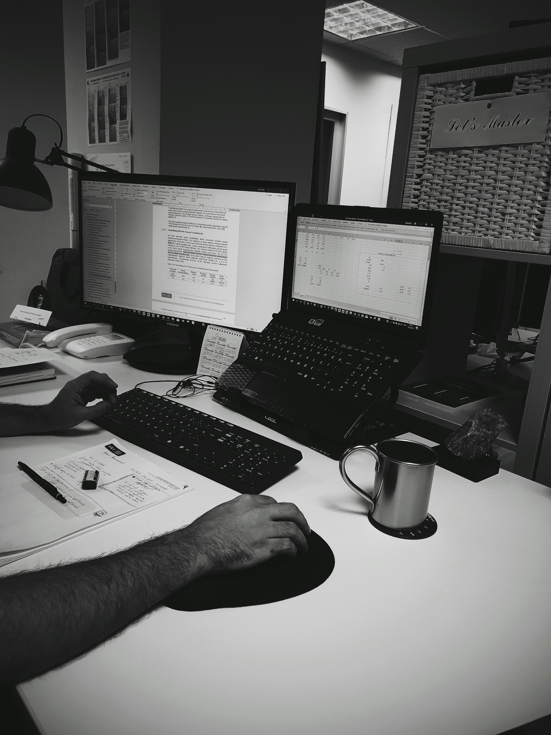 gray computer monitor