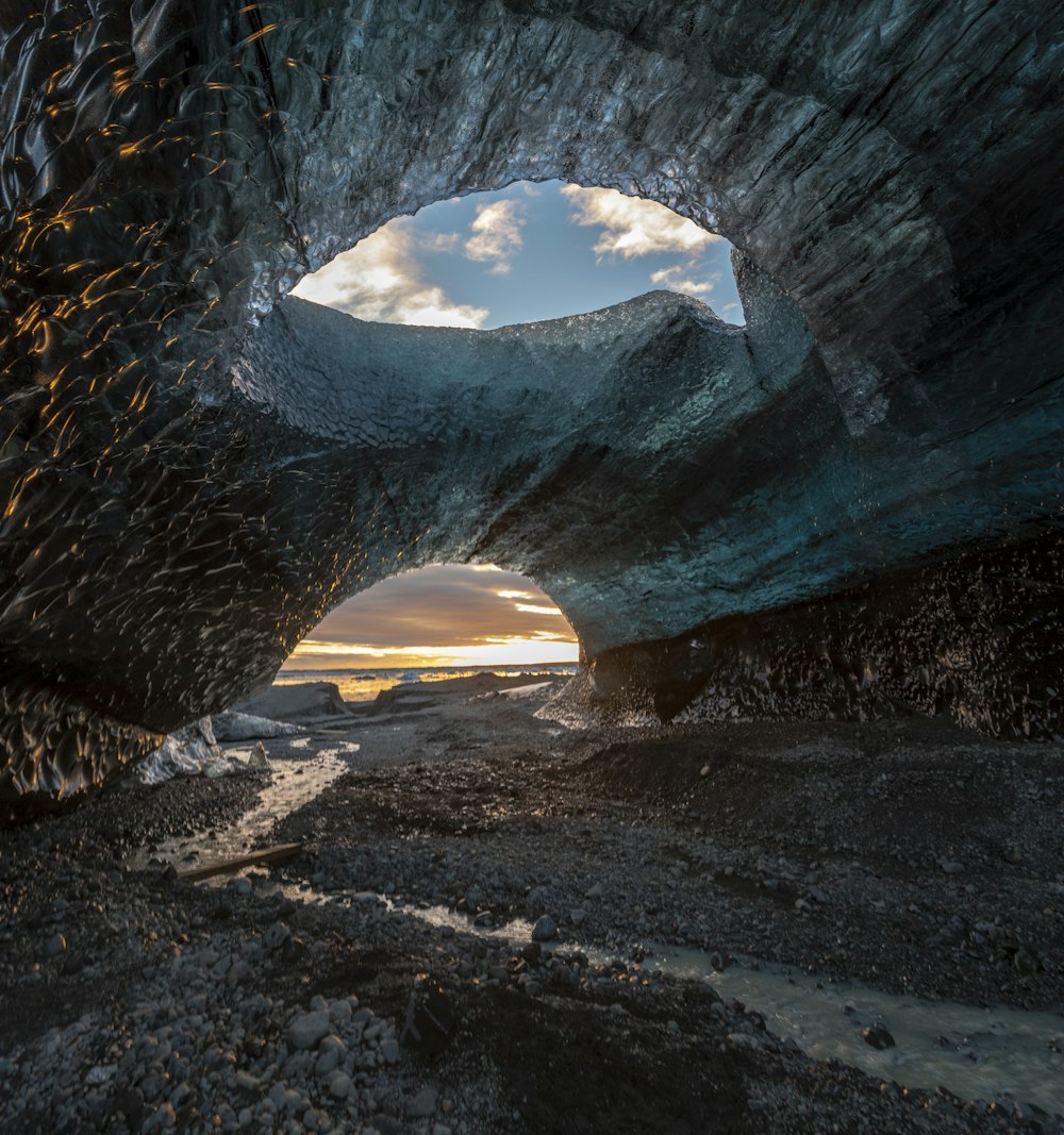 Cueva de piedra gris durante la hora dorada