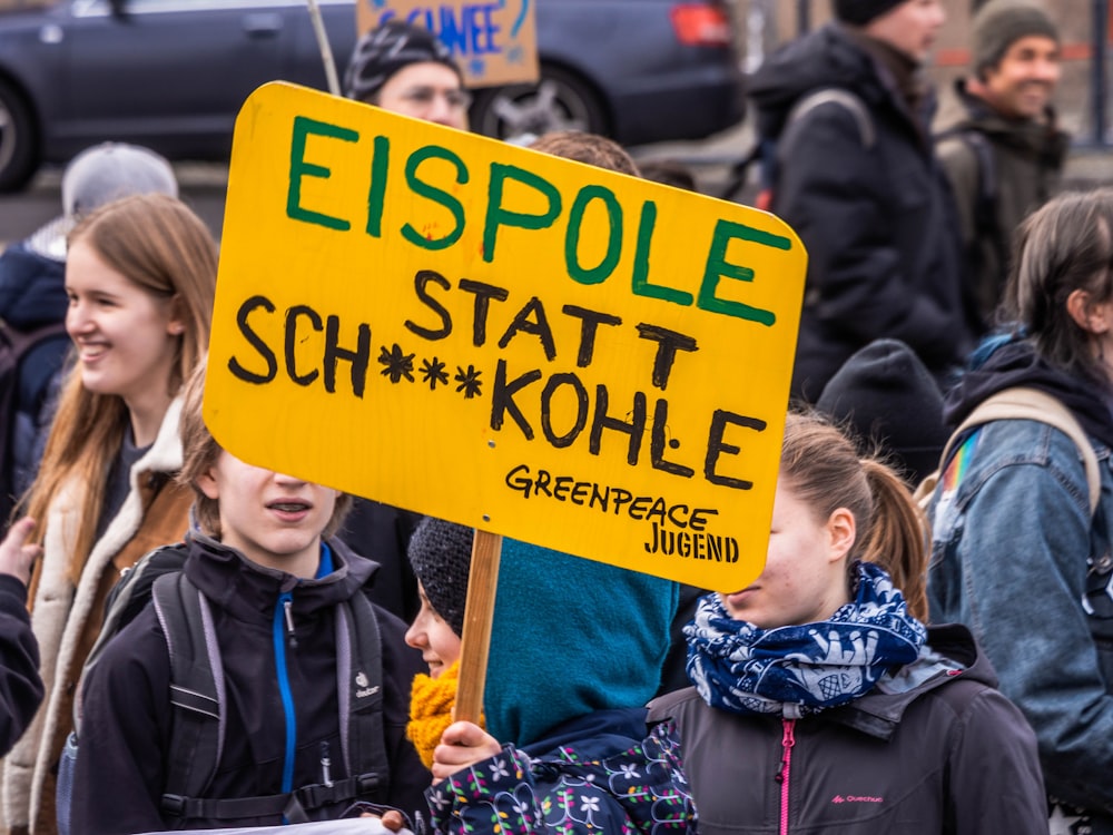 Frau mit Eispole Stat Handzeichen