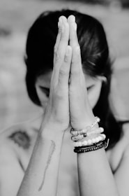 woman praying wallpaper