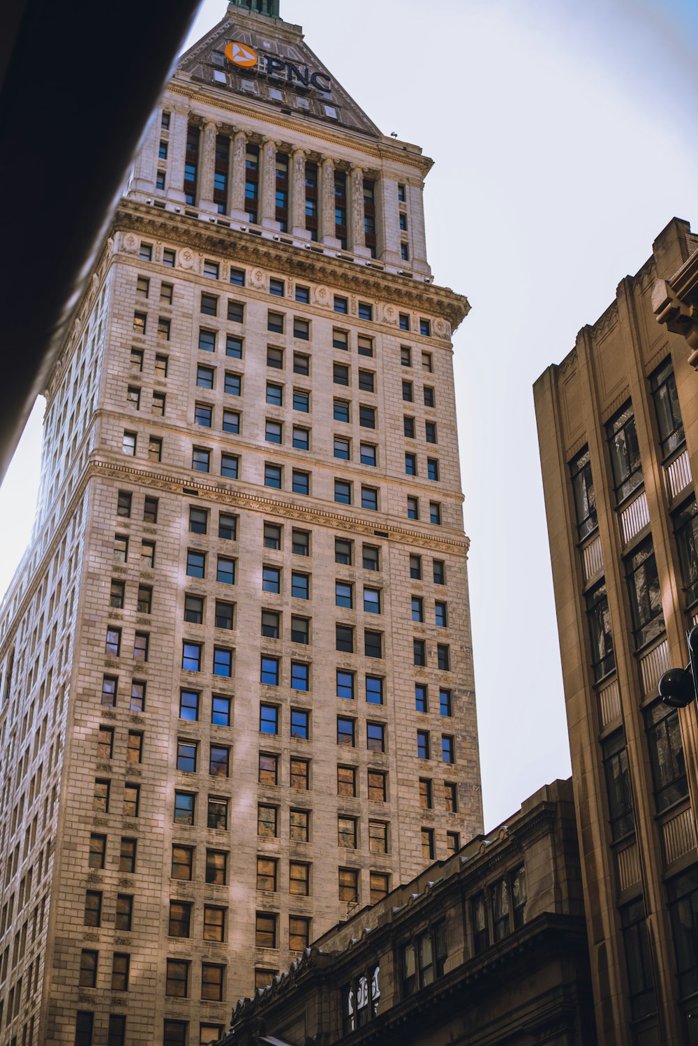 Edificio de hormigón beige