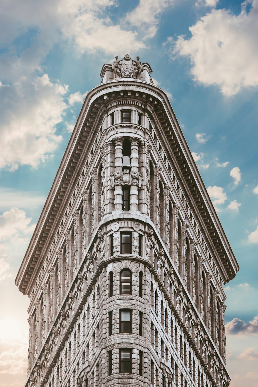 Edificio en forma de plancha de ropa blanca