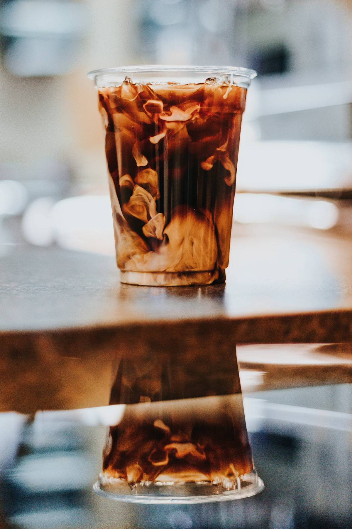 Cold brew cà phê thêm chút kem tạo vân trong ly