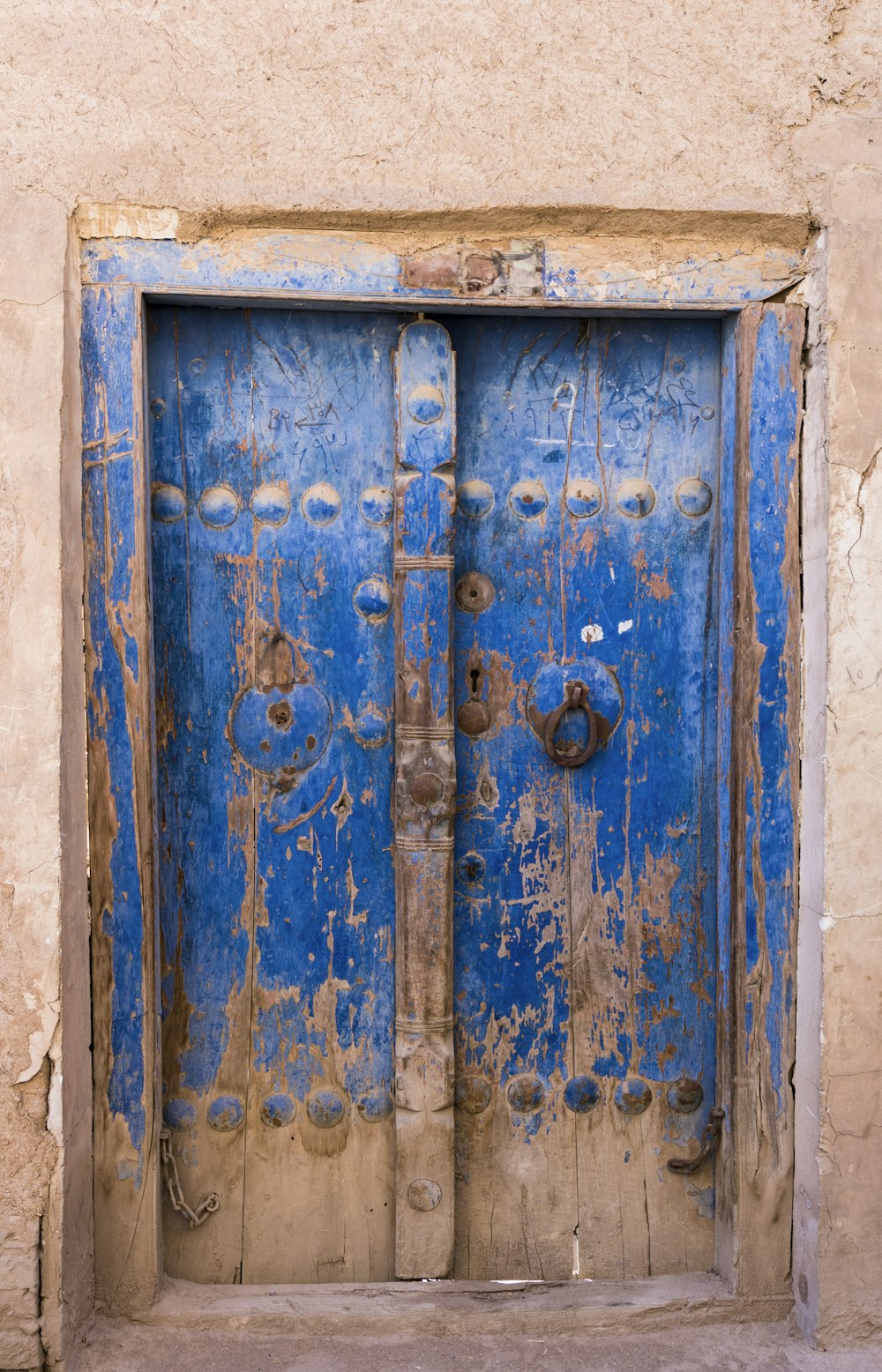青い木製のドアを閉めました