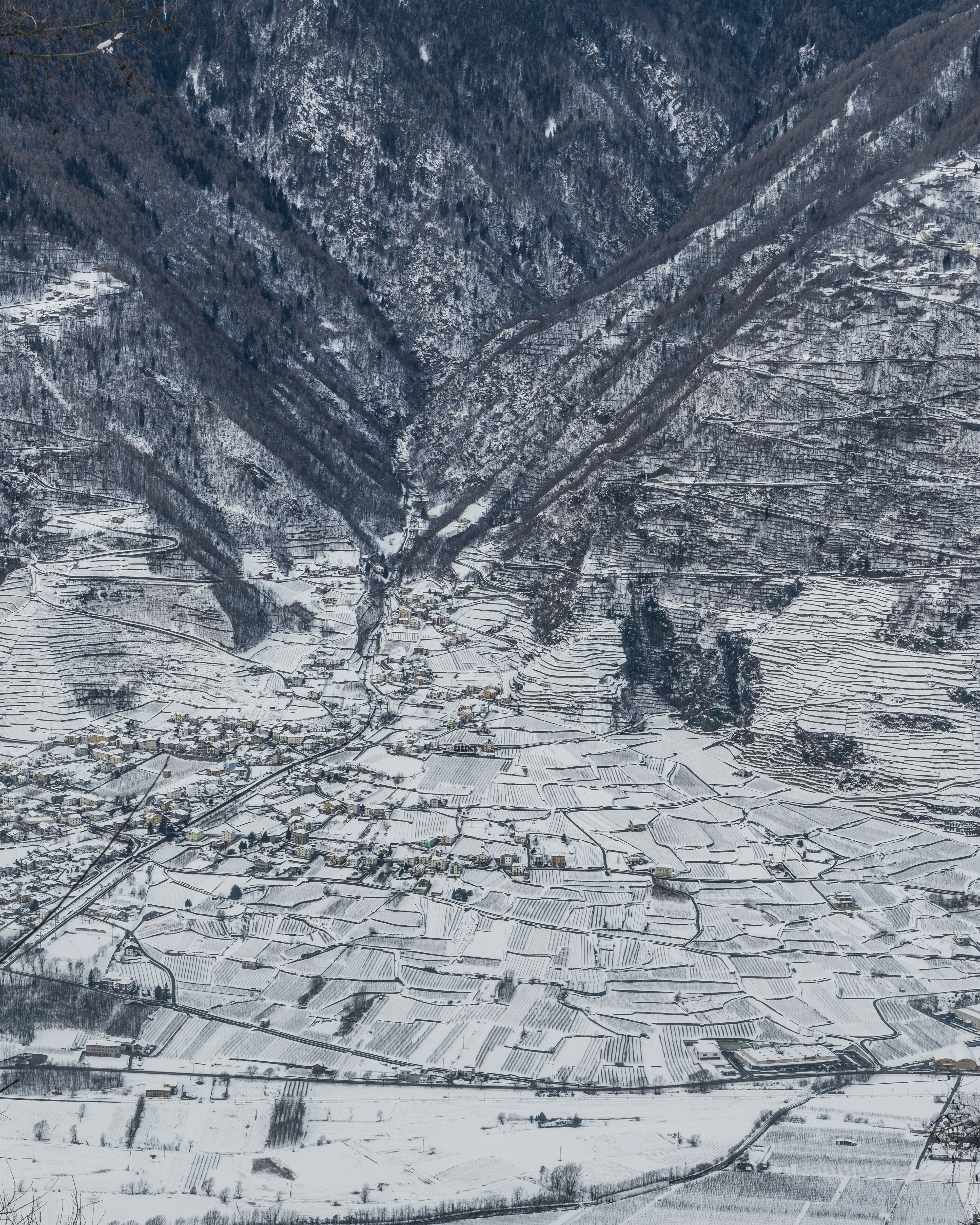 Stadt mit Schnee bedeckt