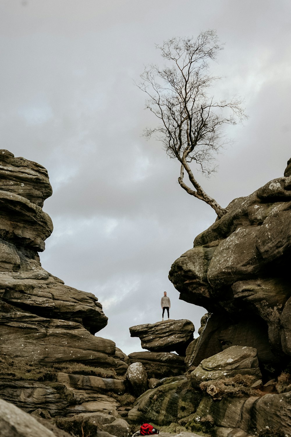 昼間、岩の上に立っている人