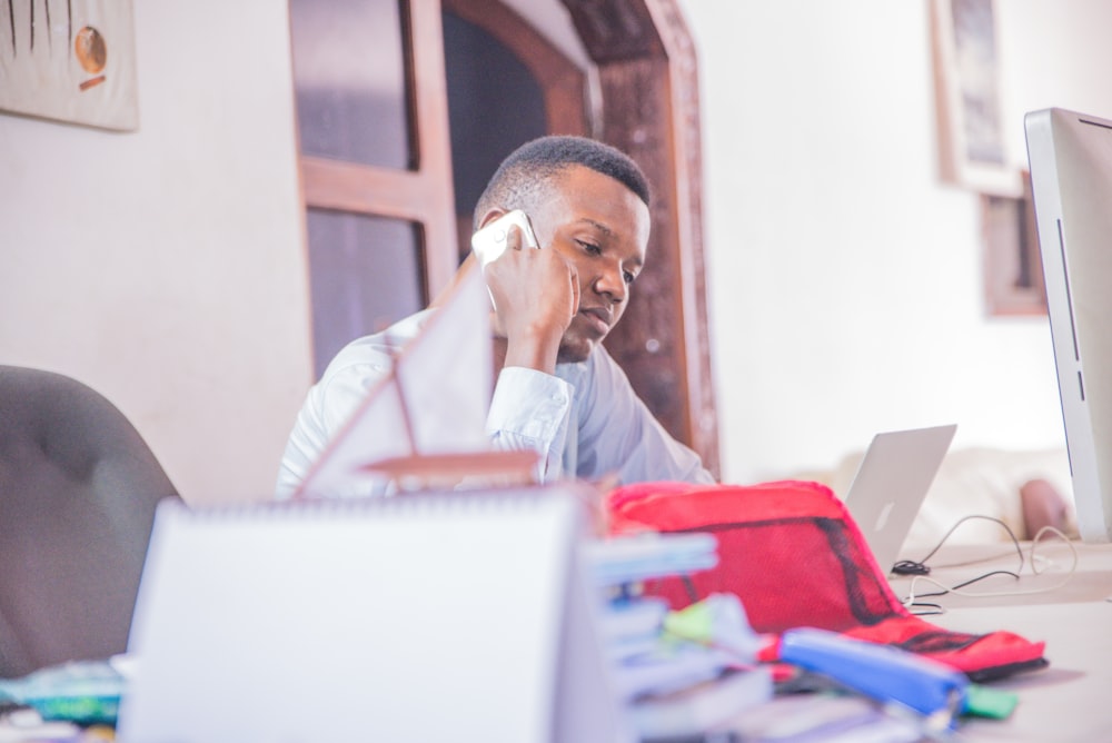 homme répondant à un appel téléphonique