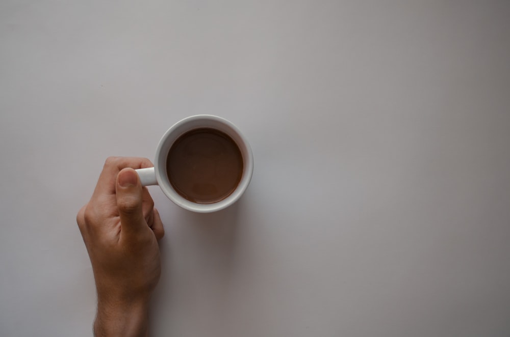 Kaffee im weißen Keramikbecher