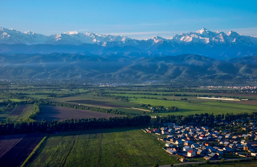 Veduta aerea del villaggio vicino alla collina della montagna durante il giorno