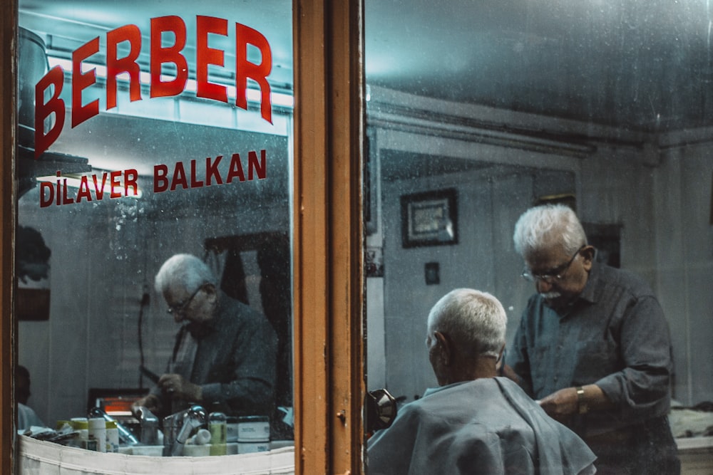 ベルベル・ディラバー・バルカンの理髪店で顧客を準備する理髪師