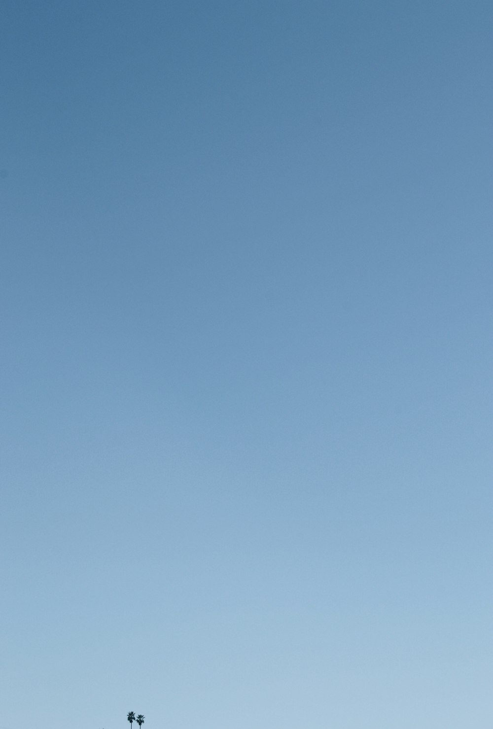 Una persona che fa volare un aquilone in un cielo blu