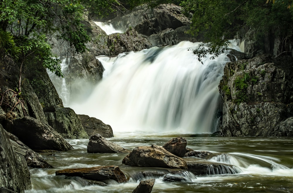 Kaskadenartige Wasserfälle mitten im Wald