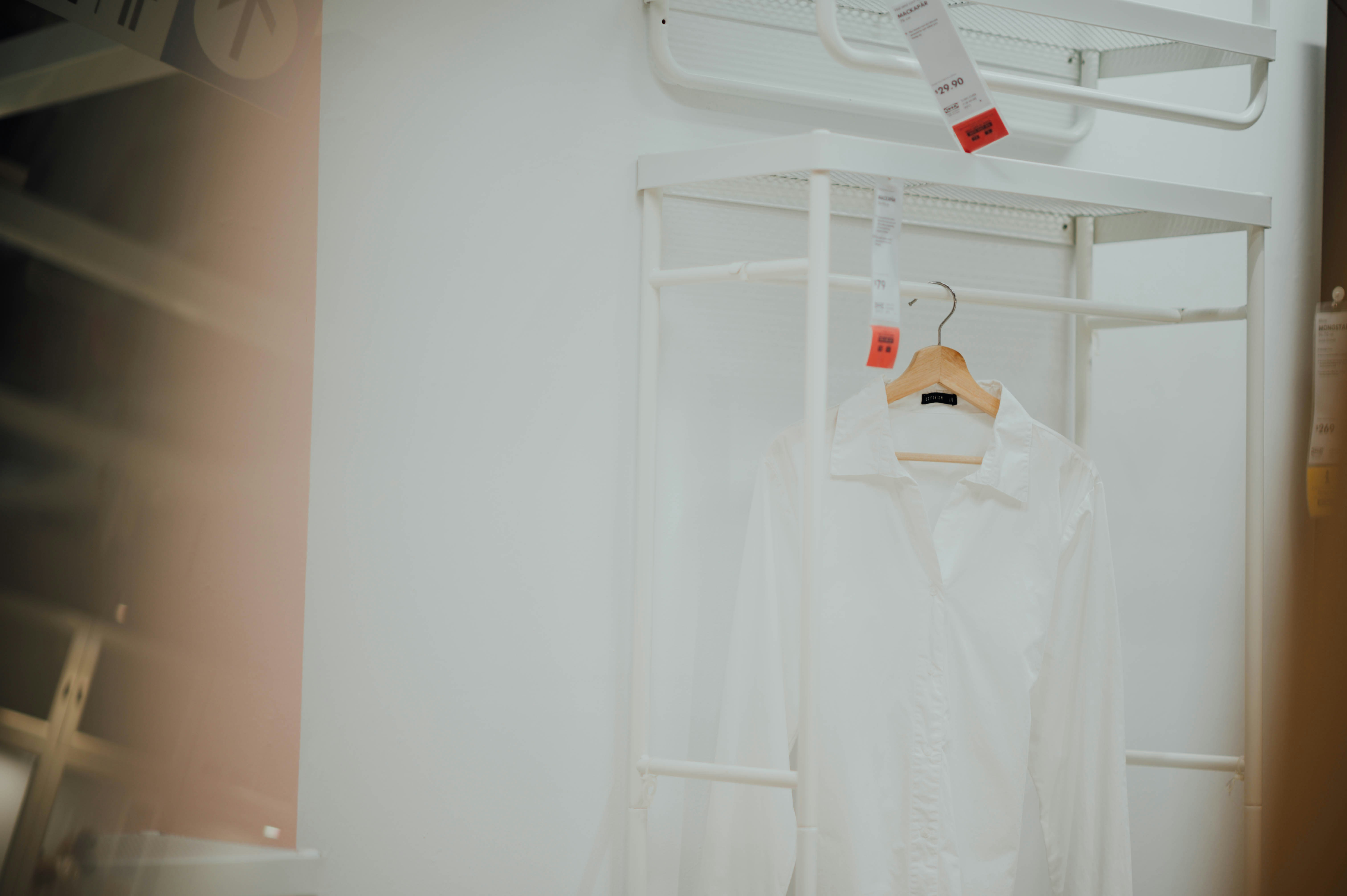 Beyaz bir tişört üzerindeki kırmızı ketçap lekesi ve temizleme aşamasını gösteren yakından görünüm.