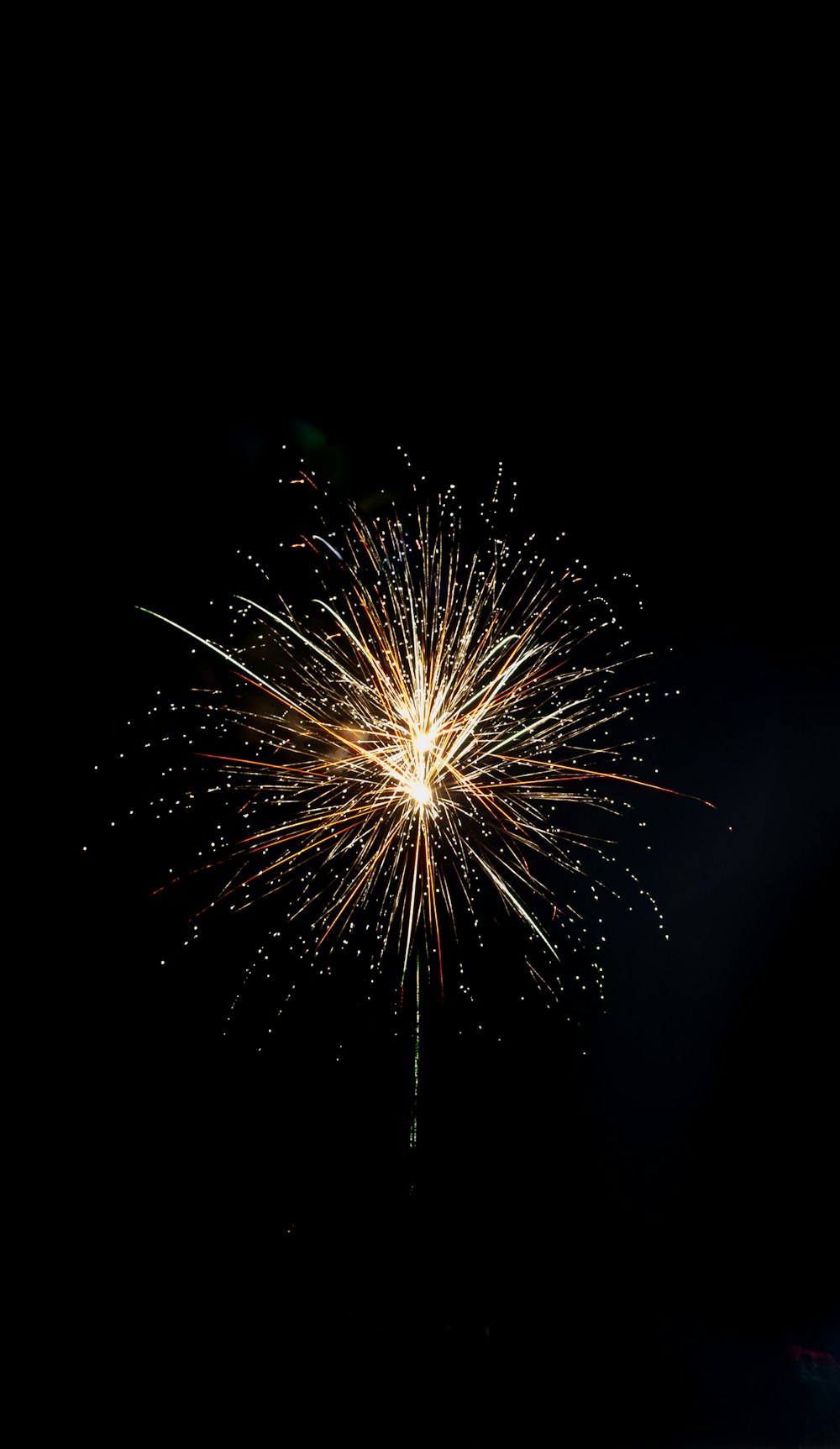 Fotografía de ángulo bajo de fuegos artificiales