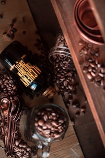 A flat lay of the two slimming coffee variants with fresh coffee beans and green leaves.