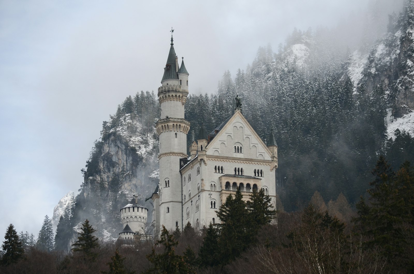 Nikon D5100 + Nikon AF-S DX Nikkor 55-300mm F4.5-5.6G ED VR sample photo. Neuschwanstein castle photography