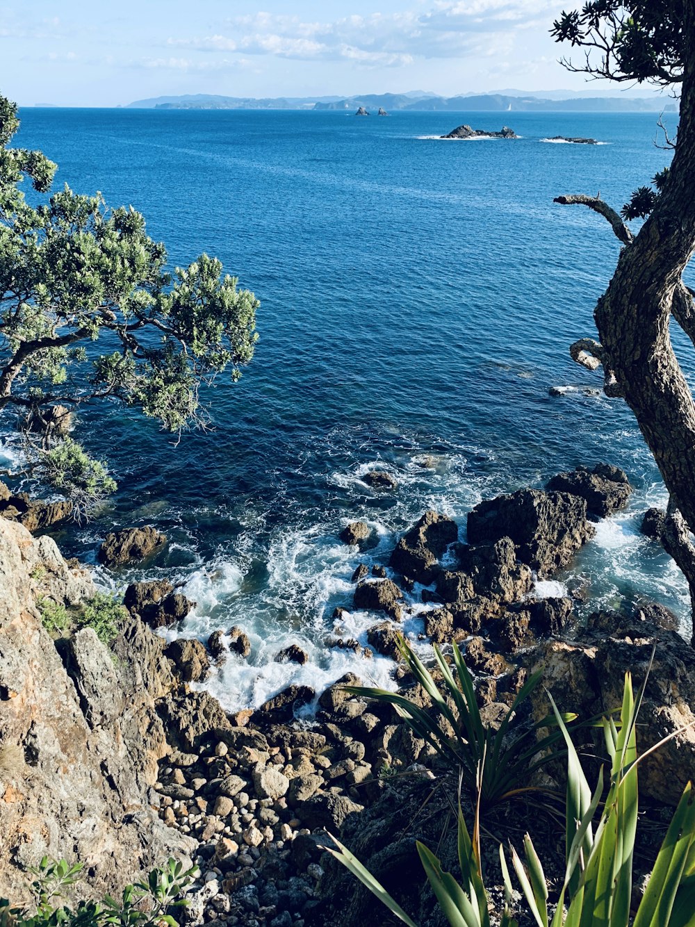 Luftaufnahmen von Meerwasser, das tagsüber auf Felsen spritzt