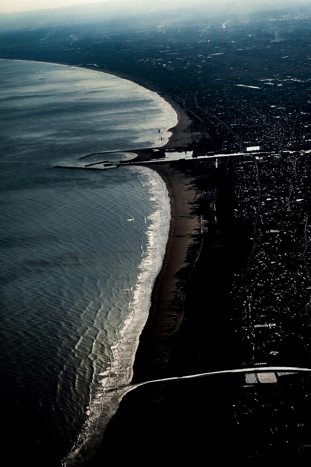 Fotografia aérea da cidade urbana perto da praia durante o dia