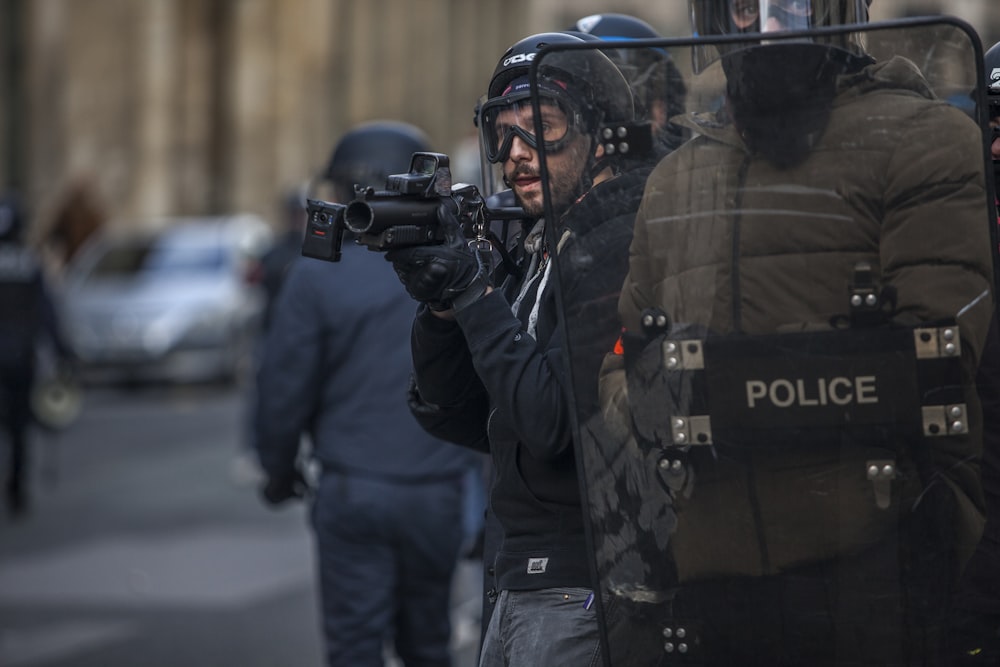 Polizei mit Gewehr in der Hand