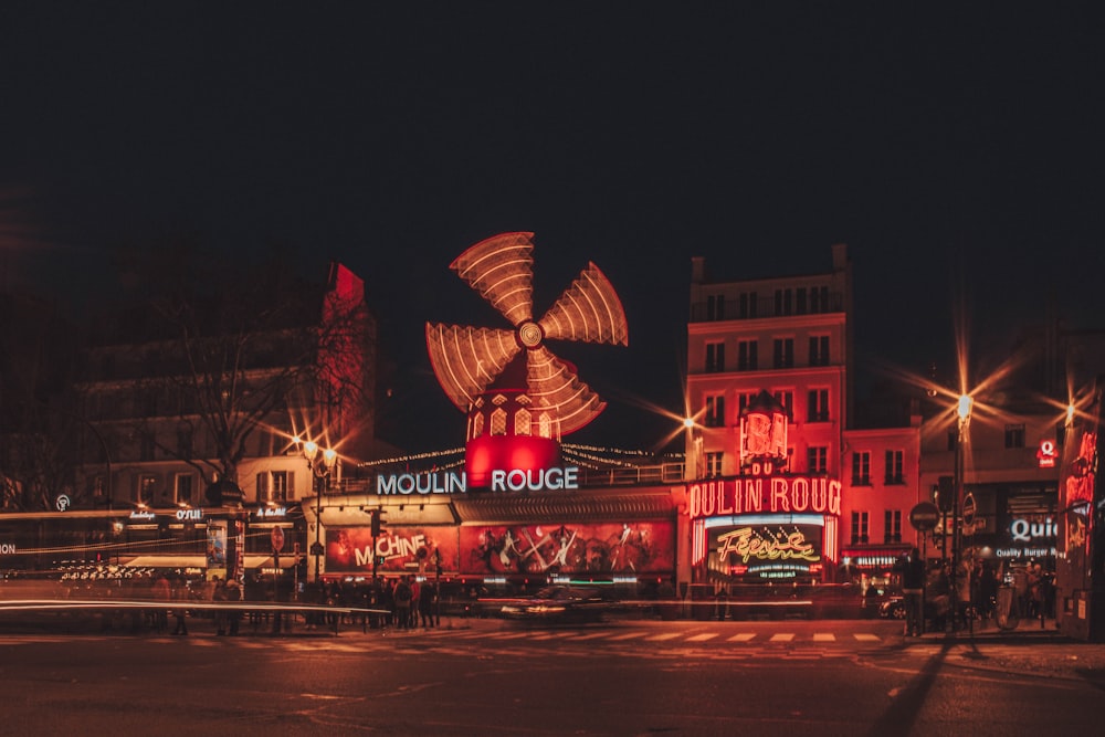 Edificio del Moulin Rouge al lado de la carretera durante la noche