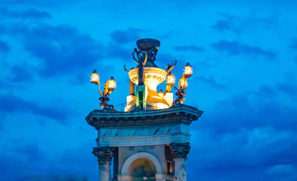 Estatua de hormigón blanco con luces en la parte superior