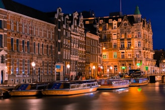 caneaux et bateaux a Amsterdam Pays Bas la nuit