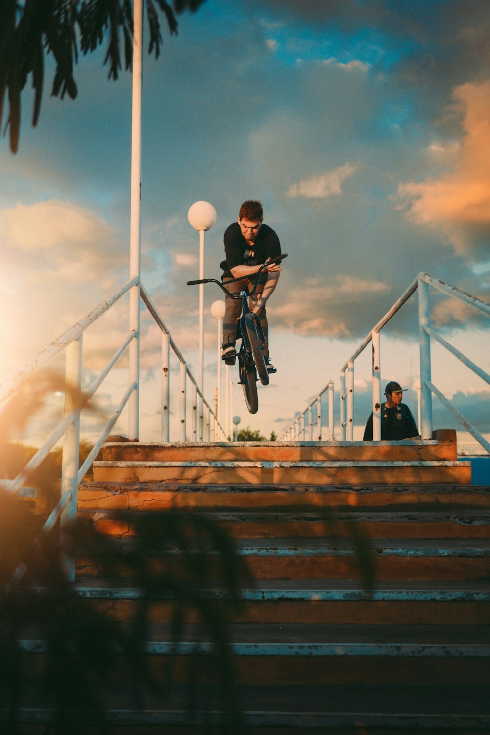 hombre en suéter negro montando en bicicleta durante el día