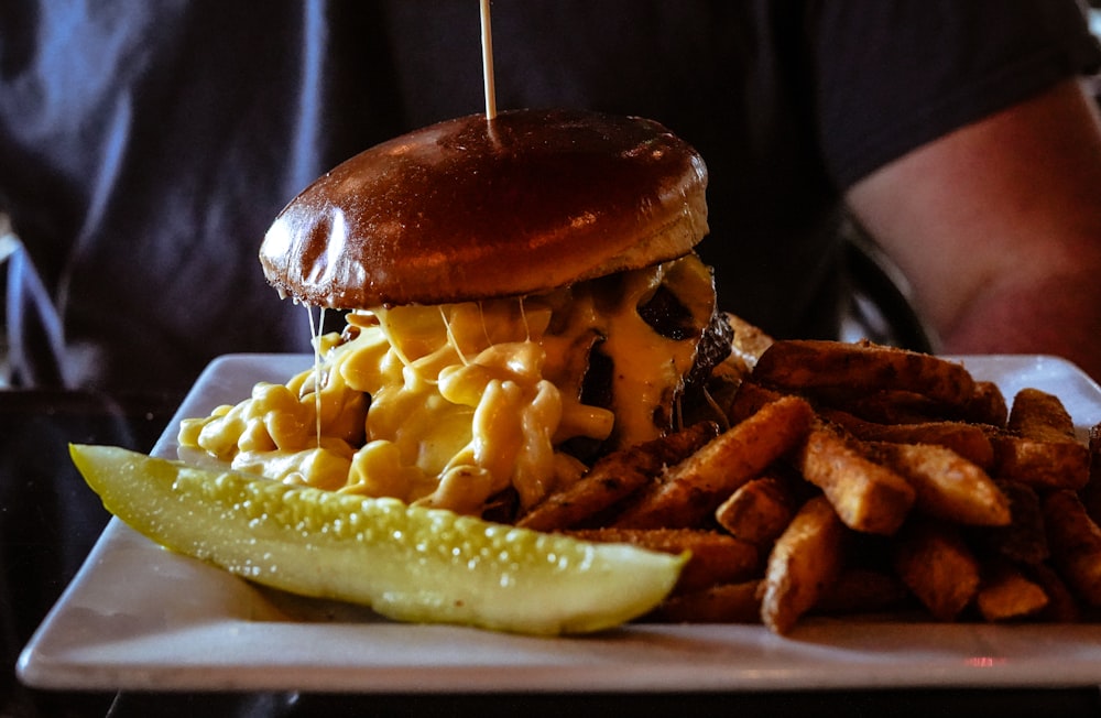 Burger mit Käse, Makkaroni und Pommes frites