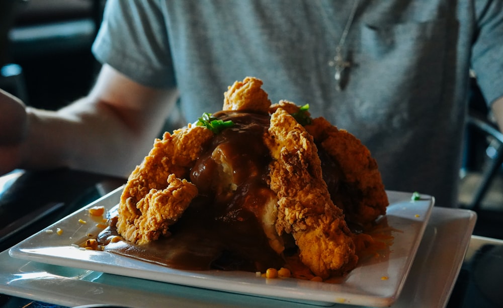 aliments frits sur assiette en céramique blanche