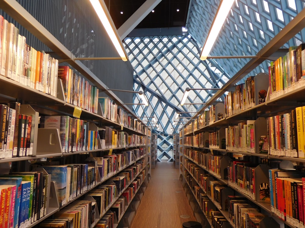 Livres empilés dans la bibliothèque