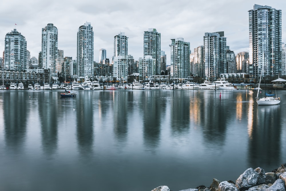 les immeubles de grande hauteur se reflètent sur l’eau pendant la journée