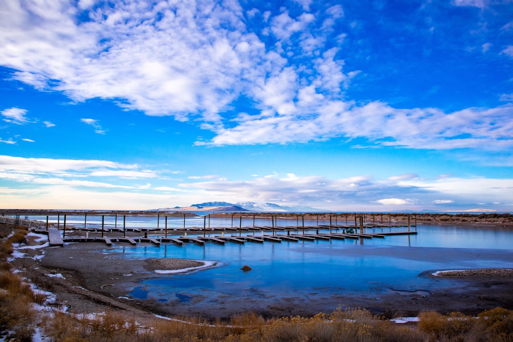 Cuerpo de agua bajo un cielo azul claro