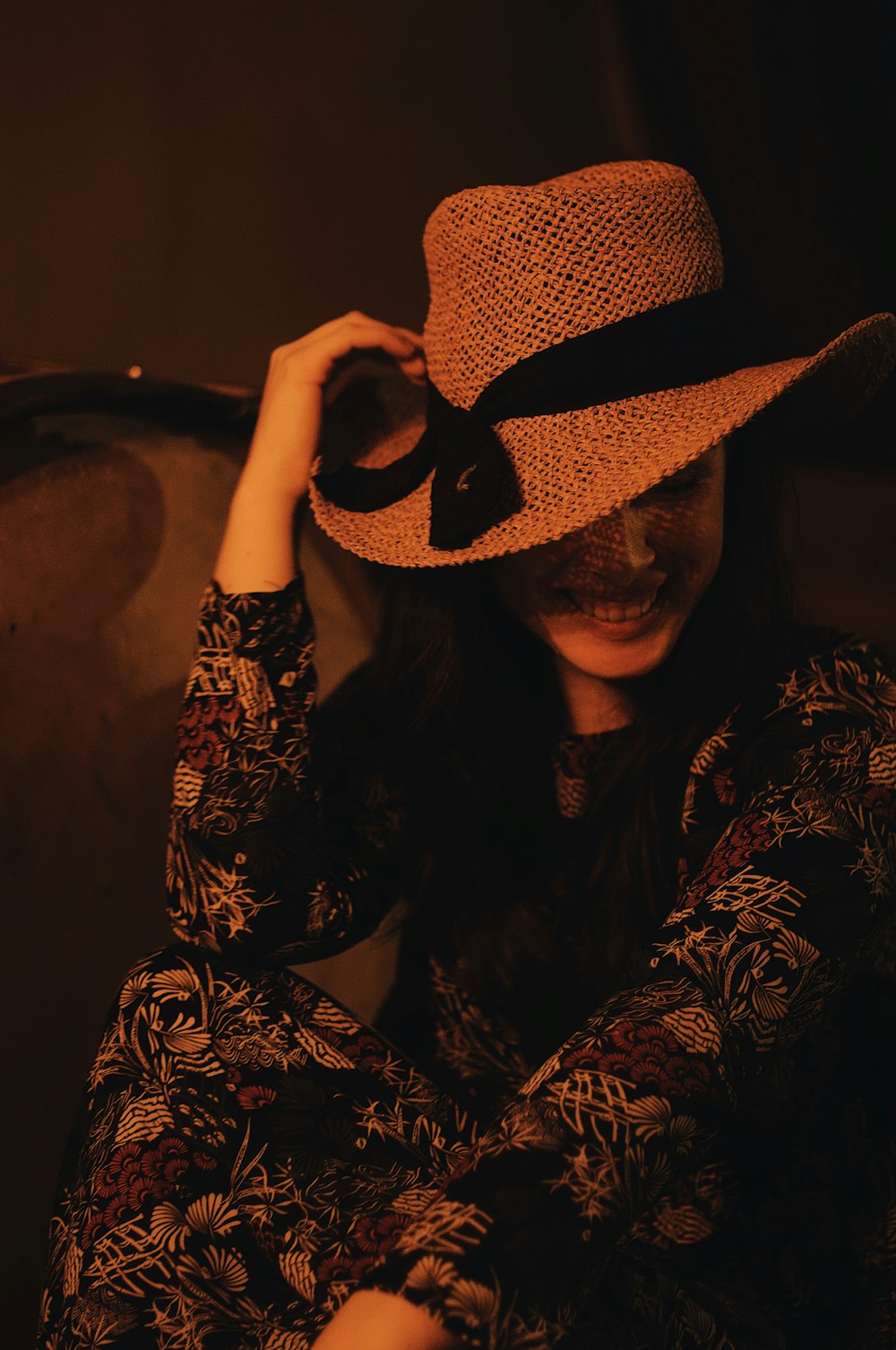 Mulher sorridente usando chapéu marrom