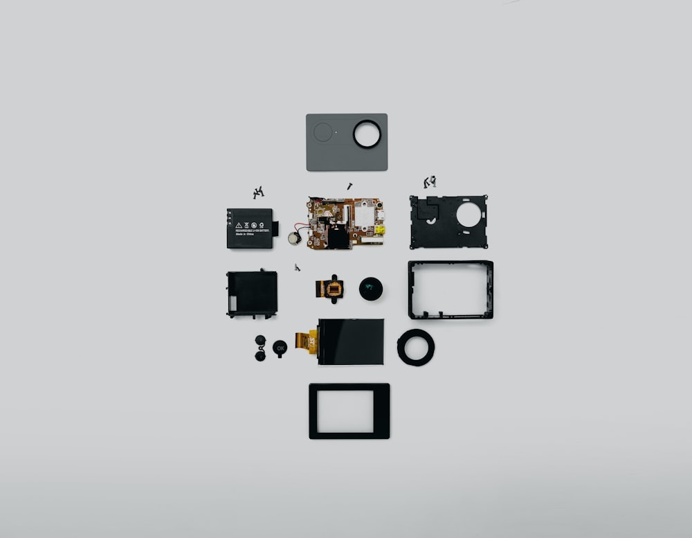 Kit de dispositivos electrónicos negro y gris