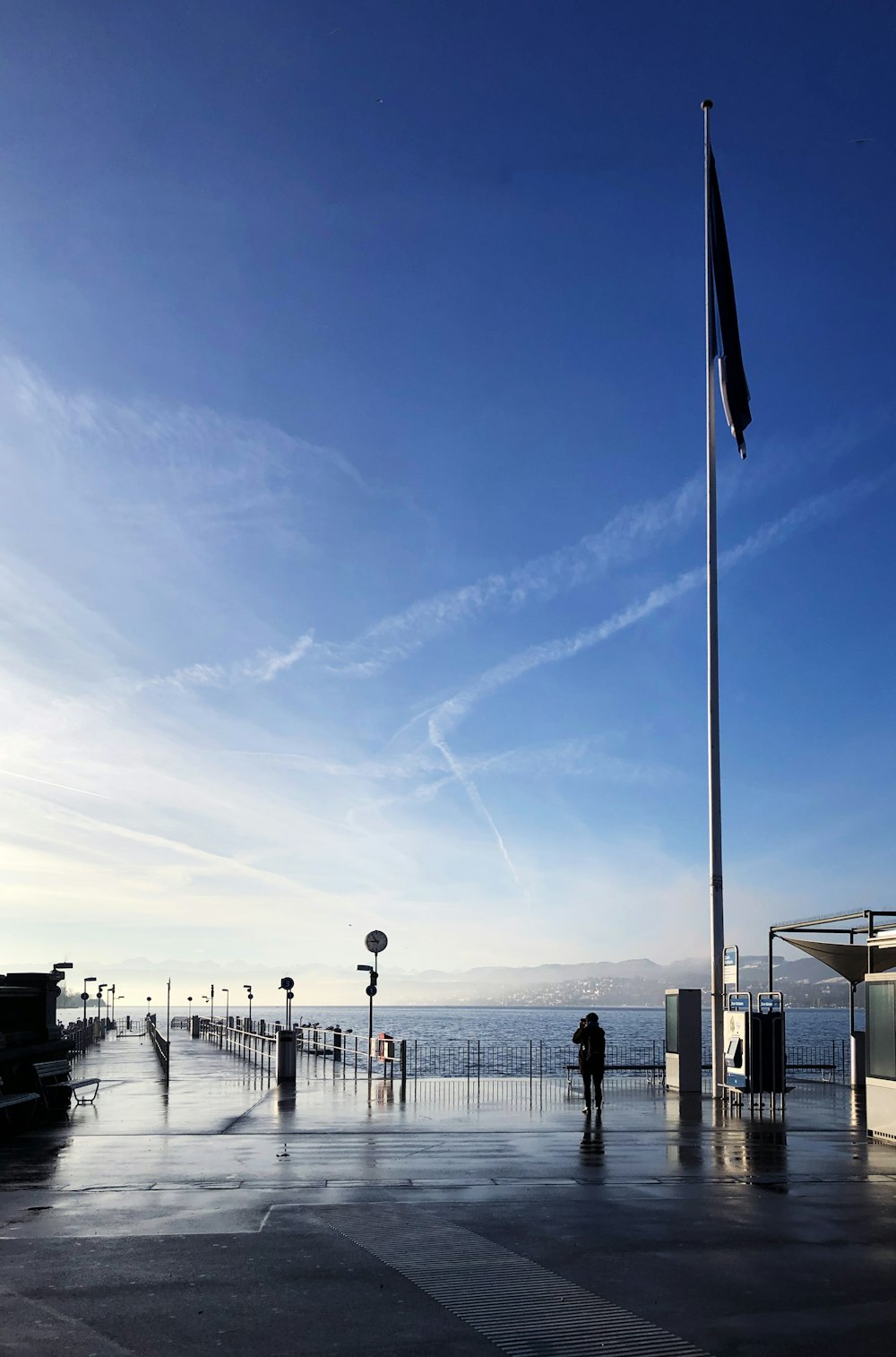 Bandera bajo el cielo azul claro