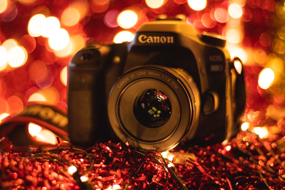 Canon EOS 80D là một trong những chiếc máy ảnh cao cấp và chuyên nghiệp nhất trên thị trường hiện nay. Bạn sẽ được sử dụng miễn phí chiếc máy ảnh màu đen này để chụp những bức ảnh bokeh đẹp mê ly. Hãy xem hình ảnh liên quan để khám phá thêm về sự tuyệt vời của chiếc máy ảnh này.