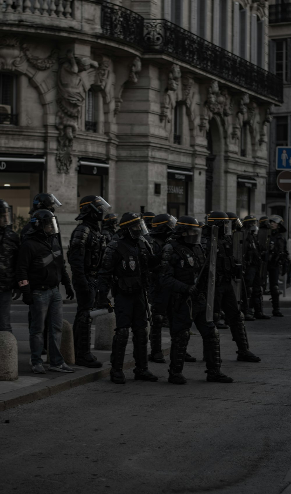 Soldats tenant des boucliers près d’un bâtiment