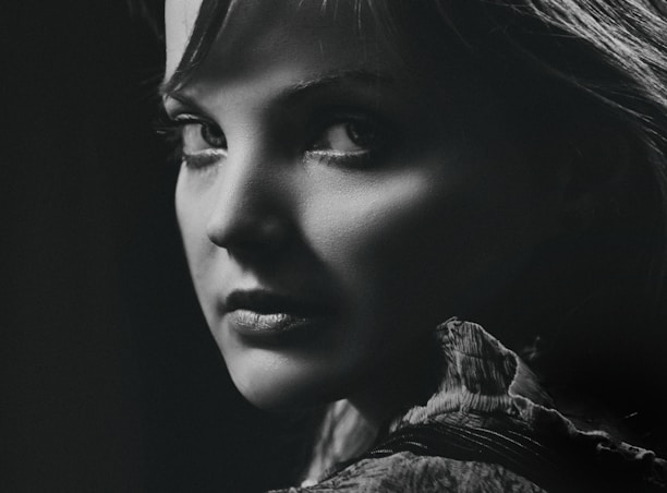 Black and white portrait of Victoria Soler with focused expression, highlighting her artistic intensity.