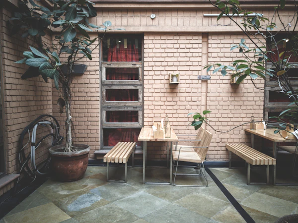 Suasana duduk outdoor Senja Coffee & Eatery