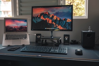 Bureau avec un ordinateur portable et un PC fixe