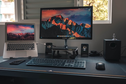 Bureau avec un ordinateur portable et un PC fixe