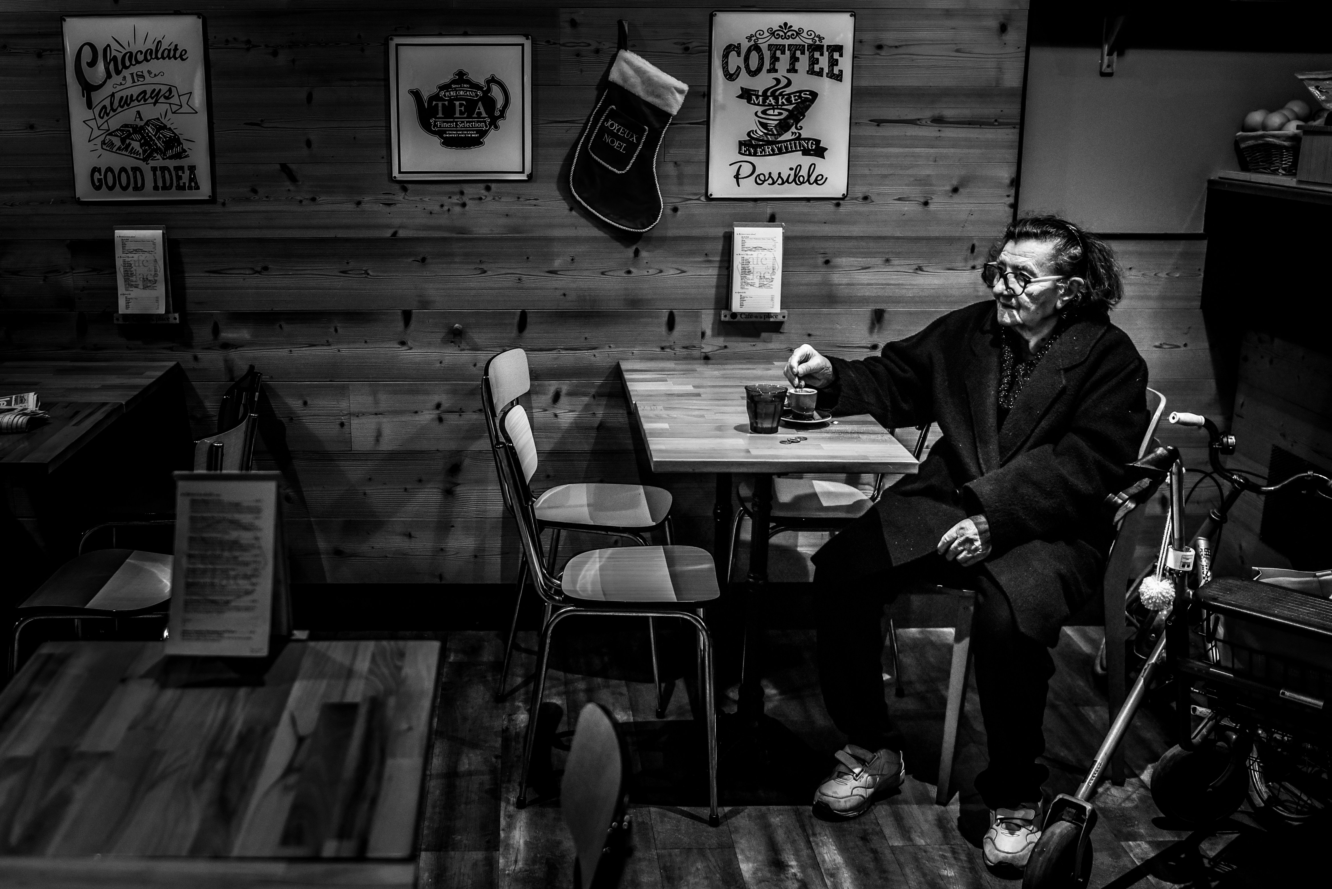 hombre sentado en la silla en la mesa