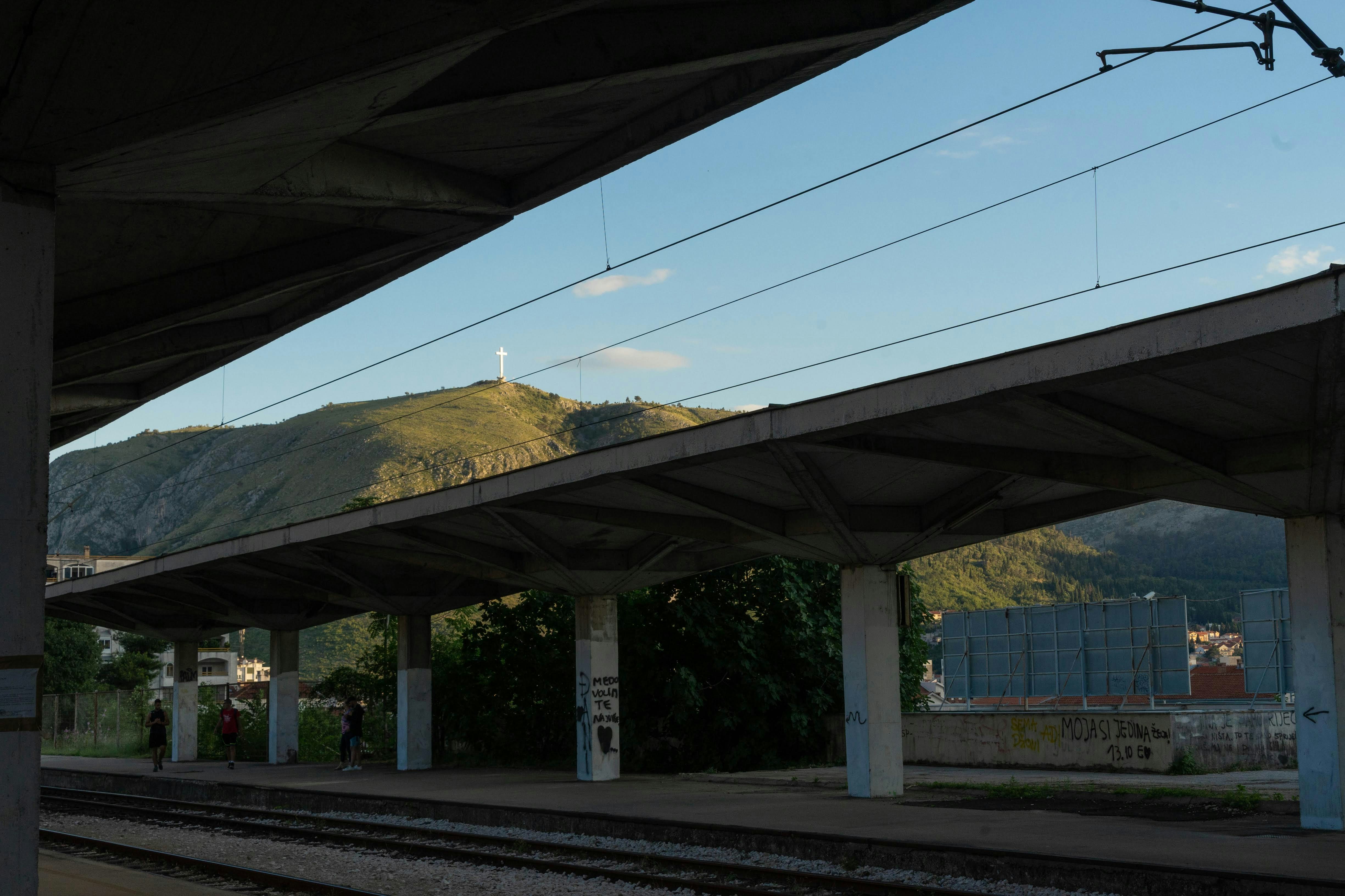 Weiß-brauner Warteschuppen in Bahnhofsnähe
