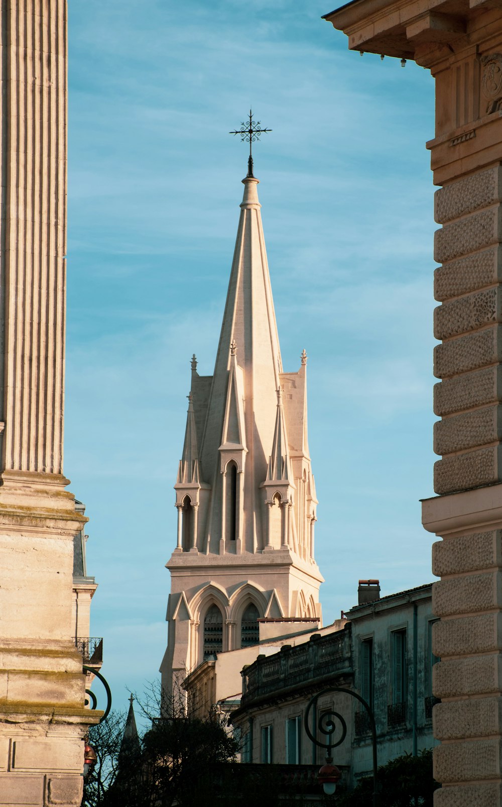 Edificio dipinto di bianco