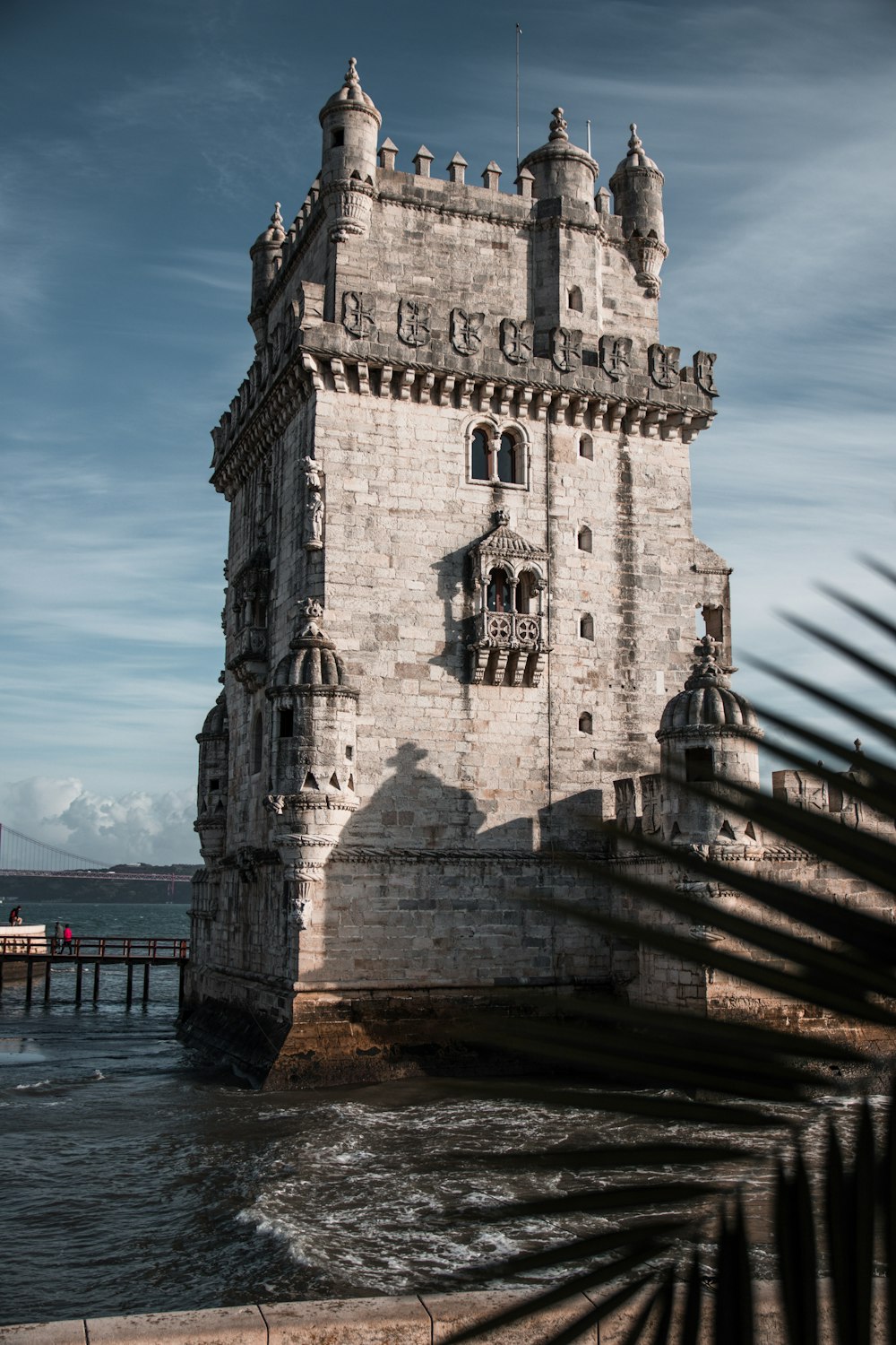 Edificio de hormigón gris