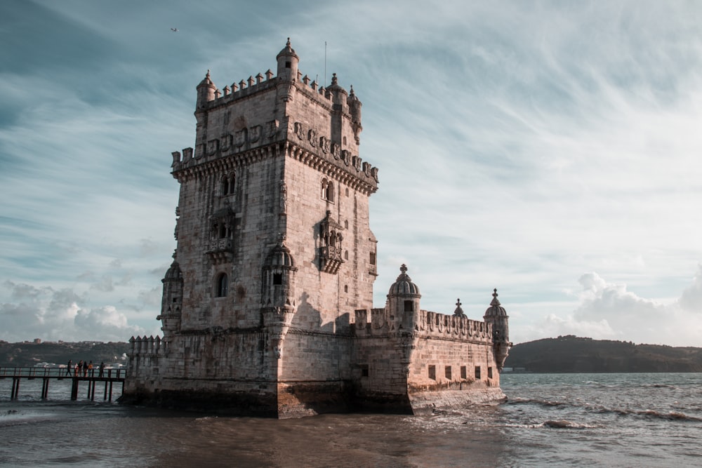 Castello marrone vicino al mare