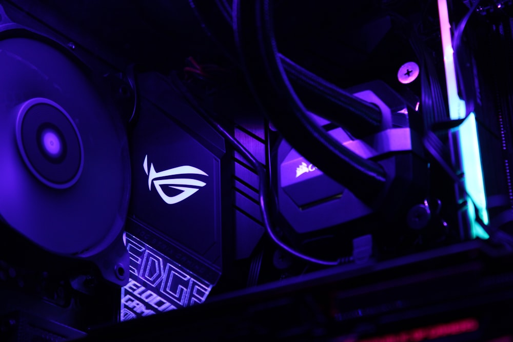 紫と黒のコンピュータータワー