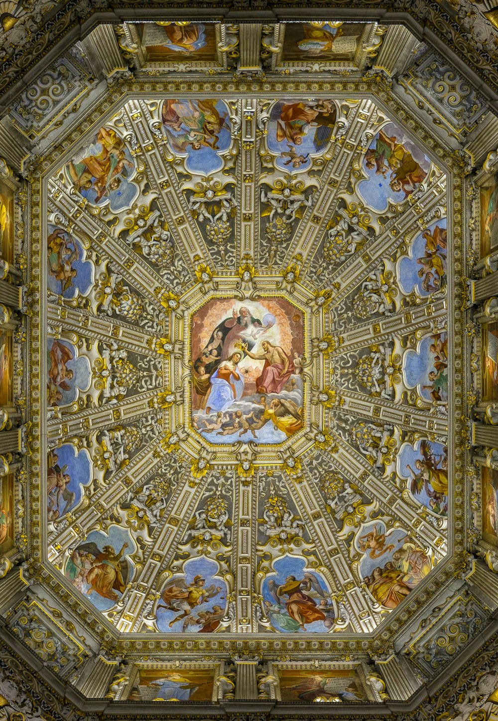 茶色と青の宗教的な天井塗装