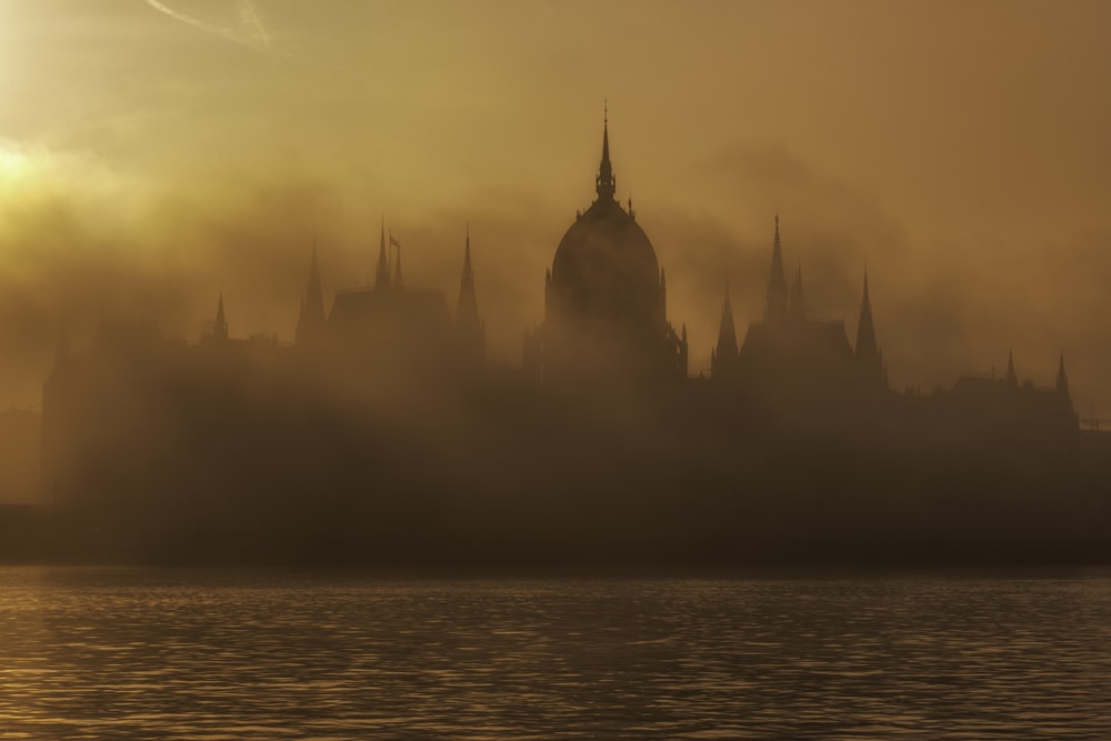 Gebäude in der Nähe eines Gewässers während der goldenen Stunde